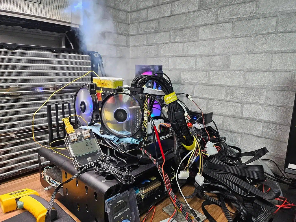 該玩家是採用液氮或自製水冷系統等特殊散熱方案,而非零售版一體式水冷系統