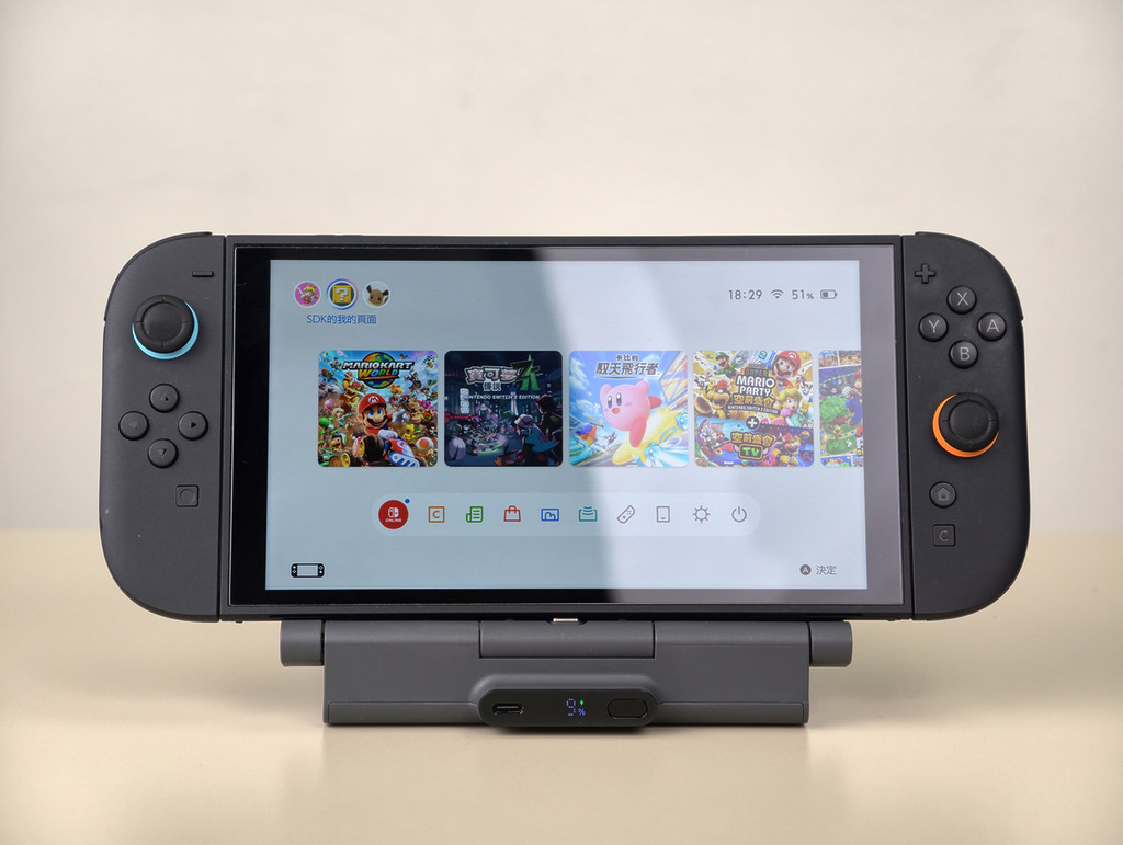 又可以從保護殻中取出使用及充電。