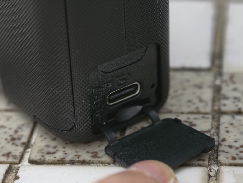 裝置用 USB Type-C 充電,microSD 儲存。