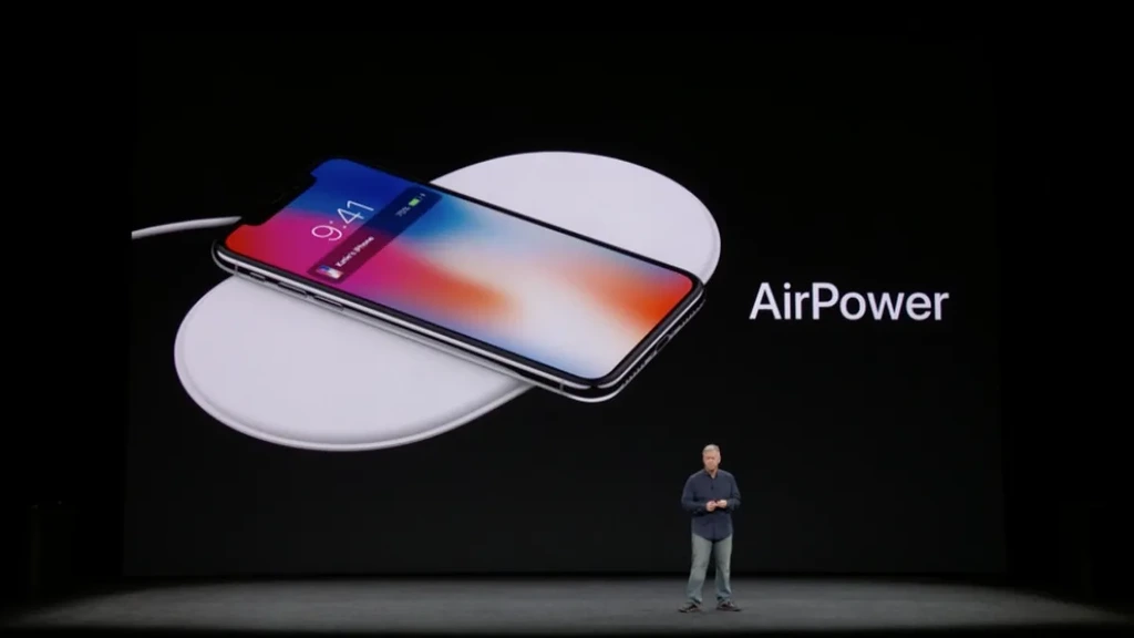 數年前,Apple 曾發表暫名為 AirPower 的無線充電器,但最終因為要安裝多個充電線圈而令造價飆升、充電和散熱效能未如理想等原因,結果取消相關的產品開發