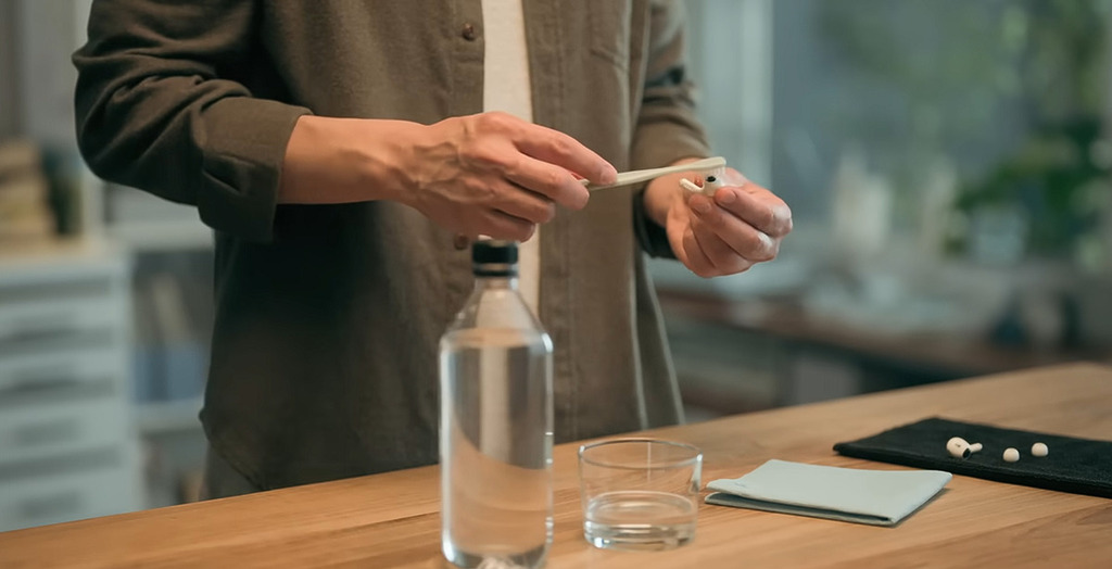 清洗主要是將沾在網罩的卸妝水清洗乾淨。以浸透蒸餾水的牙刷,把網罩的殘留卸妝水清洗掉。