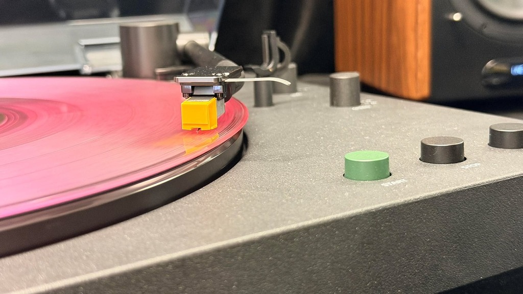 MM 型唱頭，針壓為 2.0g ± 0.5g