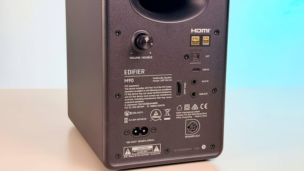 Edifier M90 的最大賣點當然是它會支援不同的音訊接連方式，包括藍牙 6.0、3.5mm AUX、光纖、USB-C 及 HDMI eARC，可直接接駁電視的 HDMI ARC 輸出，如果再加上 Sub Woofer 的話，就可組成靚聲版的 2.1ch 系統。