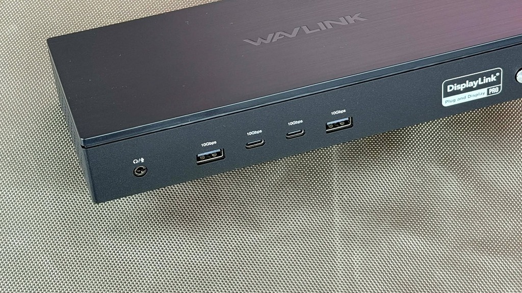 擴充基座正面會有 2 組 USB-A 及 2 組 USB-C 埠，機身後方還有一個 USB-A，全都支援 10Gbps 傳輸速度