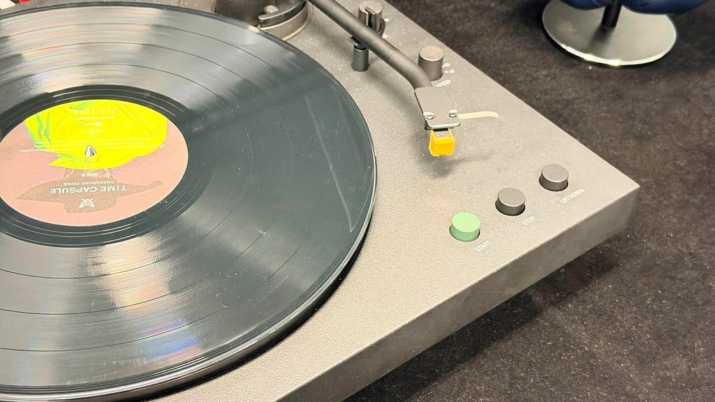 綠色的 START 鍵是一鍵全自動播放功能，讓用家不用移動唱臂，就能唱盤會自動把唱臂落在唱片的首條音軌上，對新手來說是很方便的功能。