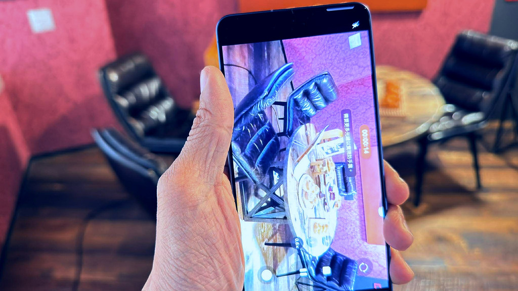 例於在拍攝中途，手機突然從橫向改為直向，拍攝出來的影像也會鎖定為橫向。