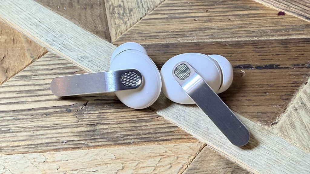 設計上, Galaxy Buds4 系列在耳機柄會用上金屬飾面,配合髮絲紋處理,感覺相當別緻。