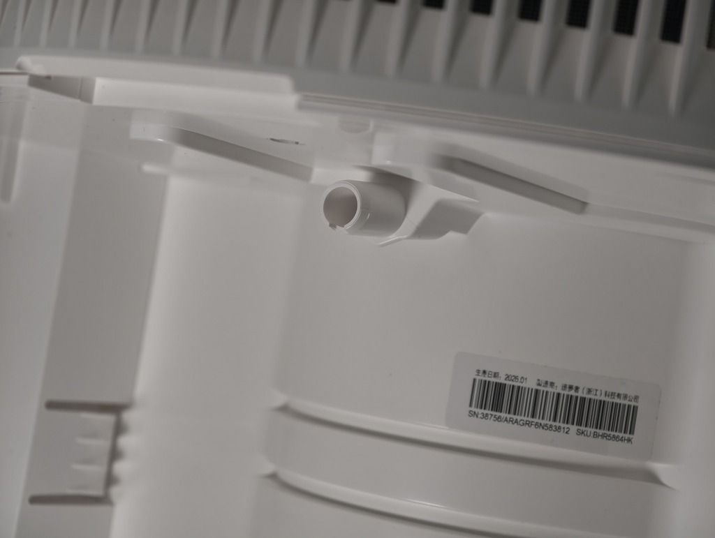 可搭配排水管,實現無間斷抽濕。