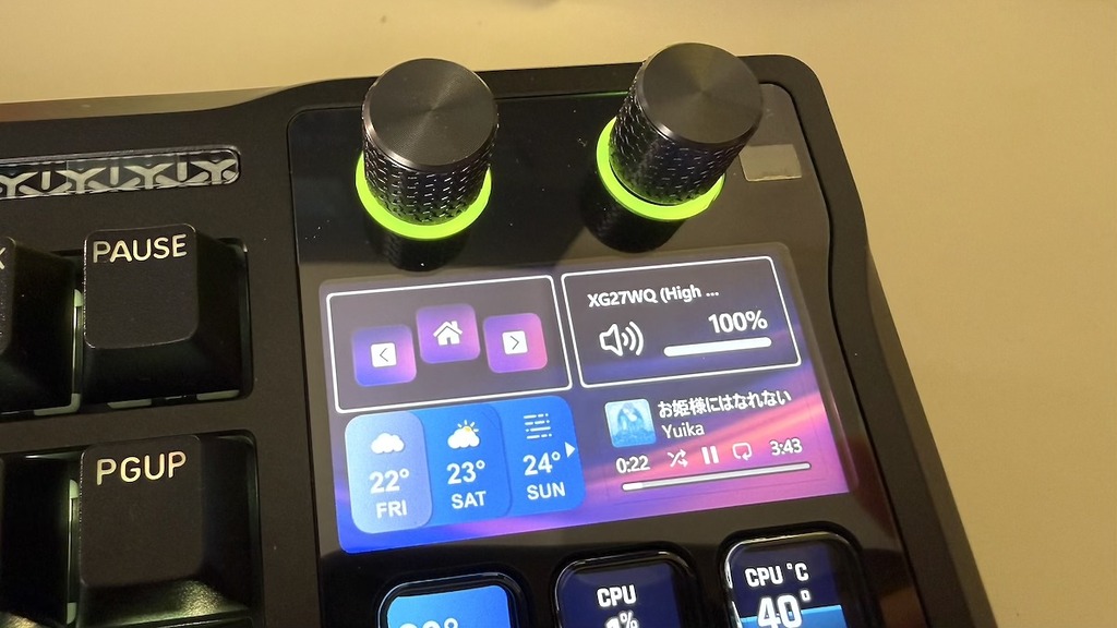 小螢幕與上面的旋鈕連動,除了用來顯示現時的旋鈕值外,還可以顯示天氣預告、播放器現時播放的歌曲資料等。