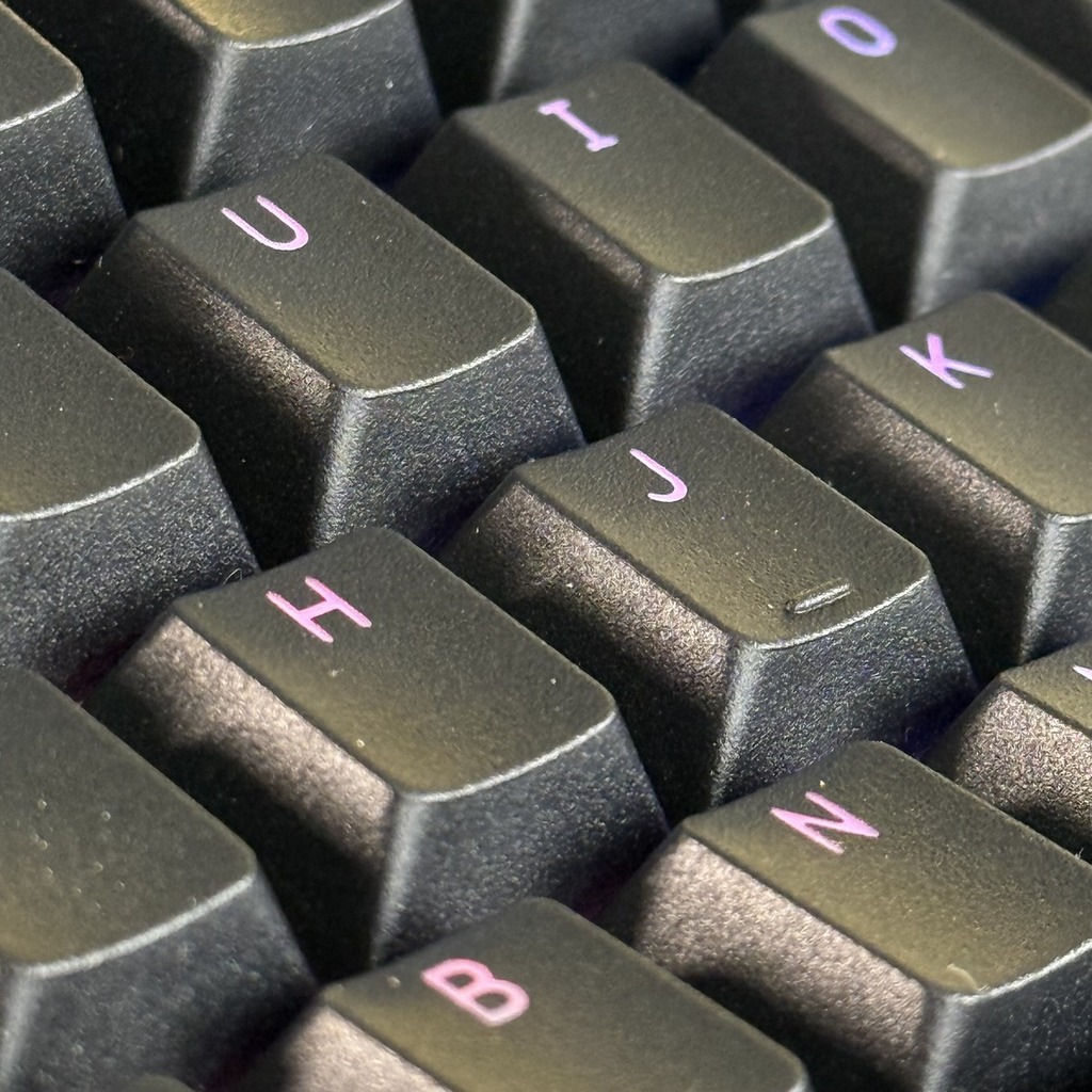 鍵帽採用具有磨砂質感的 PBT 物料製成,提供極佳手感和耐磨特性,即使長時間使用也不易令鍵帽變得光滑。