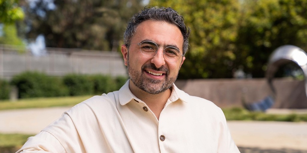 Microsoft AI 行政總裁 Mustafa Suleyman 對 AI 發展預測可謂「樂觀地悲觀」,好消息是 AI 發展速度確實極快,但人類職場正因而面臨極大風險。