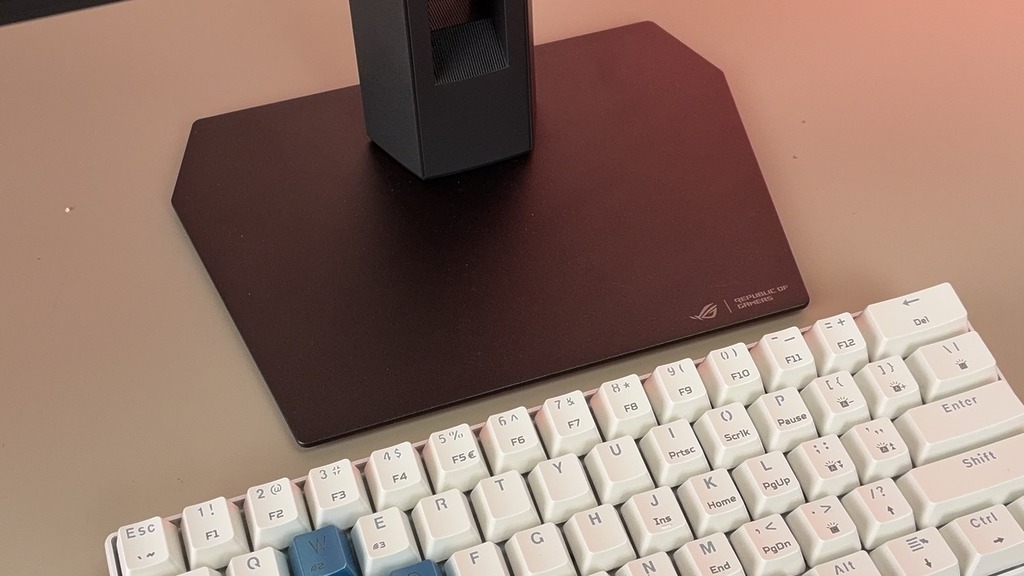 底座佔用面積比現有 ROG XG 系列螢幕減少約 30%