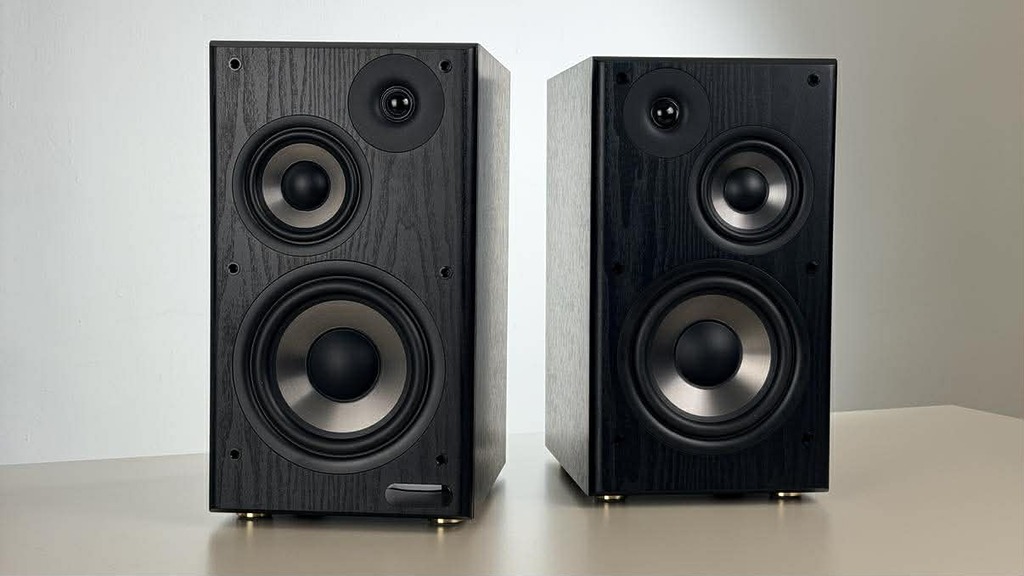 音箱採用三音路設計，搭載四個高效 Class-D 放大器，總輸出功率達 144W RMS。