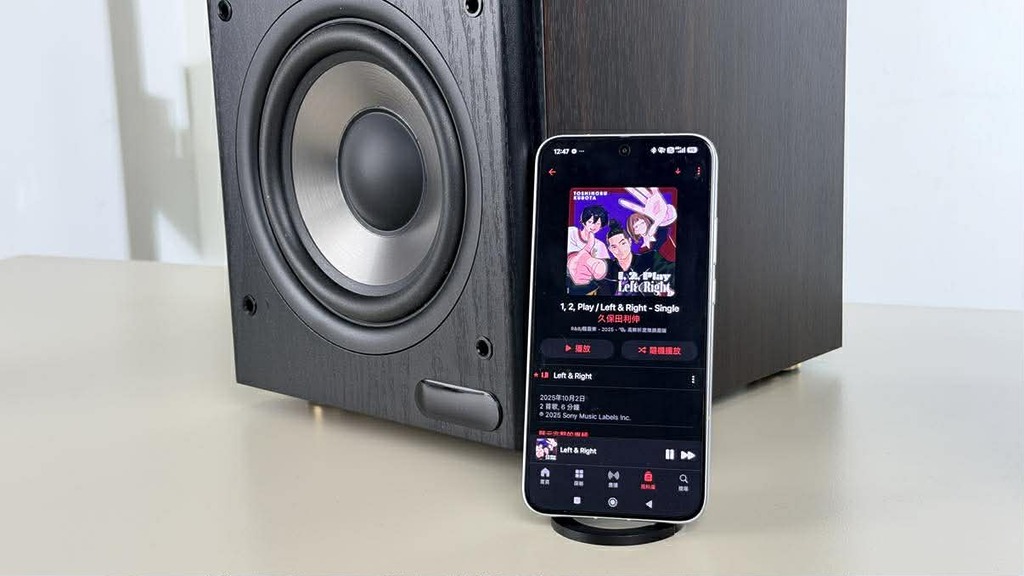 聲音表現，無論音量輸出、音壓都比之前 M90 強勁得多。而且因為音箱採用獨立的三路分音，中頻表現更為出色，特別在人聲的表現更細緻更通透。