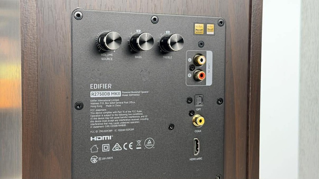 音箱的背面也設有旋鈕方便調節音量和高低音的增益效果。