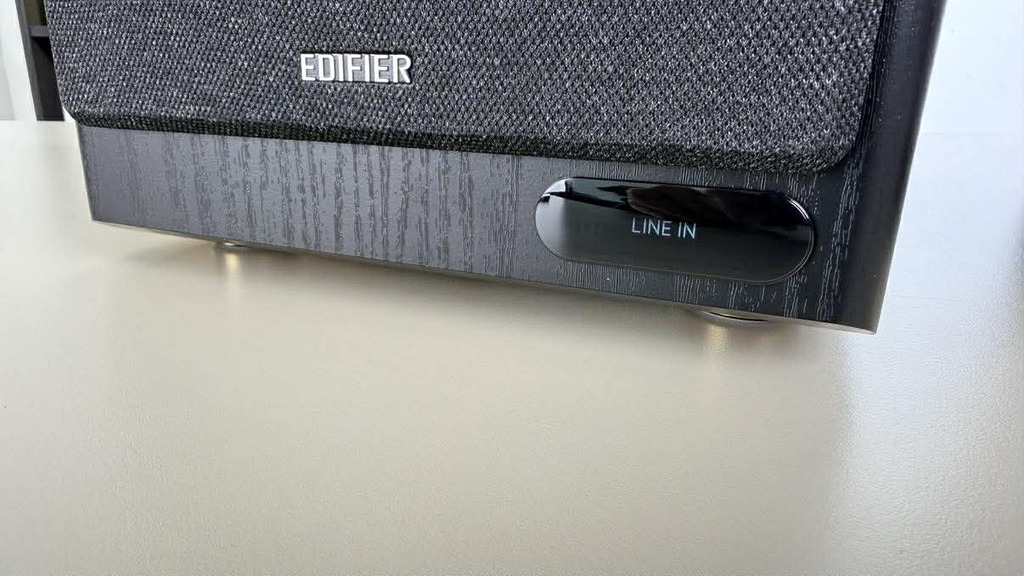 主音箱下方會有一個小小的顯示屏，會顯示目前正使用的音源。