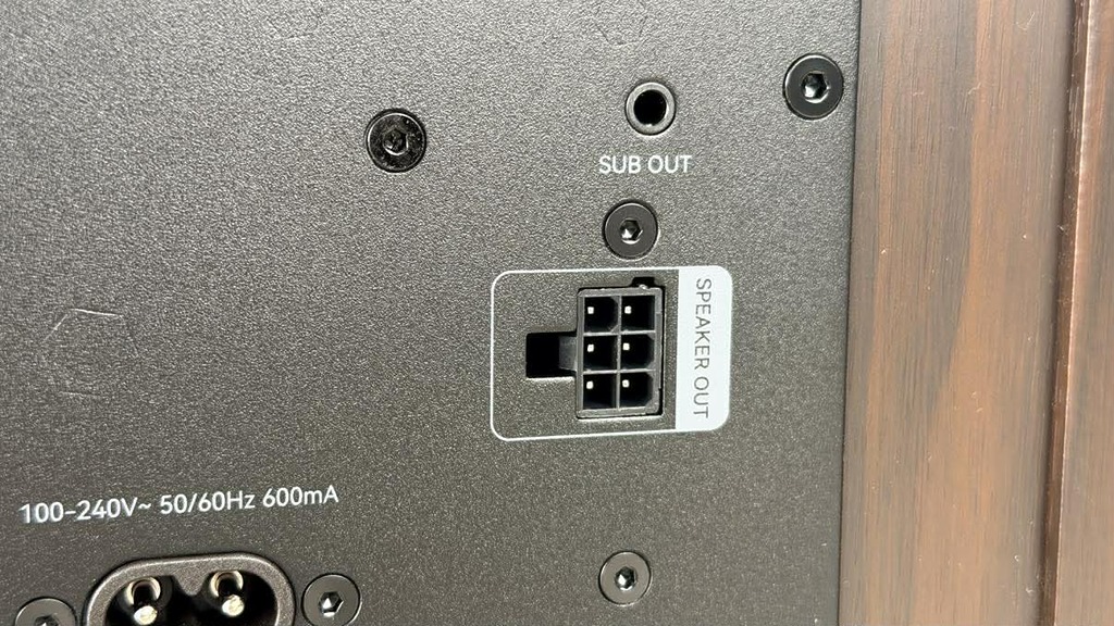 內建 SUB OUT 低音輸出，可外接獨立超低音喇叭，組成 2.1ch 的家庭影院系統。