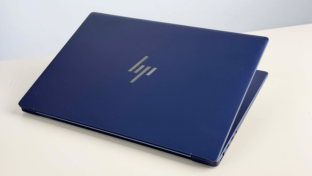 今次試用的是大氣藍 (Atmospheric Blue) 配色的 EliteBook X G2i，沉穩簡約的外型 ，加上重量僅 0.99kg 的超輕巧機身。對於要經常帶同電腦外出工作的朋友會很吸引。