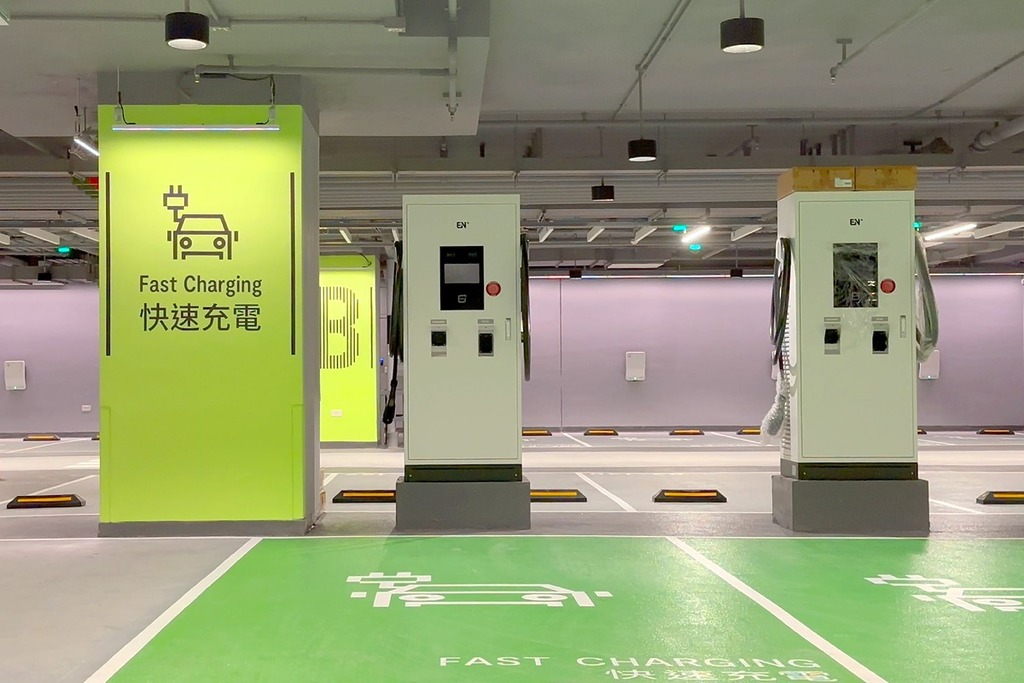 很多商場都提供快速充電器，方便電動車駕駛者。