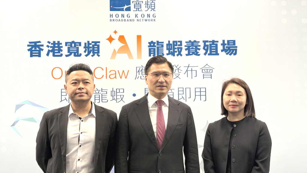 香港寬頻企業方案技術業務總經理周健雲先生（左）與住宅方案行政總裁蕭容燕女士（右）宣布香港寬頻成為全港首間推出 OpenClaw AI 應用方案的電訊服務供應商。立法會科技創新界議員丘達根先生（中）亦有出席今次發布會。