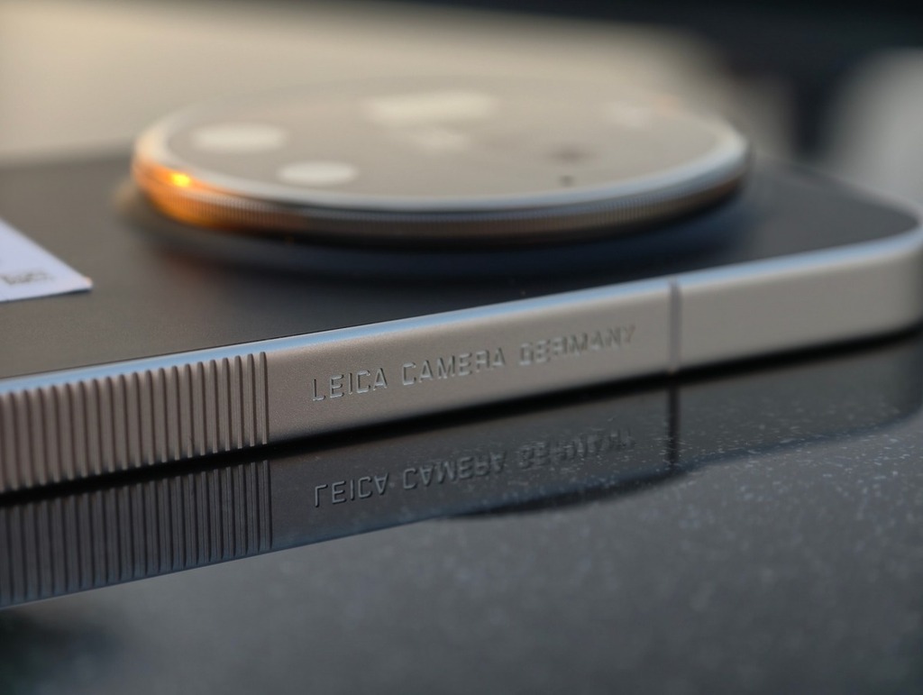 銀灰色的邊框上刻有像鏡頭變焦環的坑紋，並印有 LEICA CAMERA GERMANY 的字樣，有著滿滿的 LEICA 感。