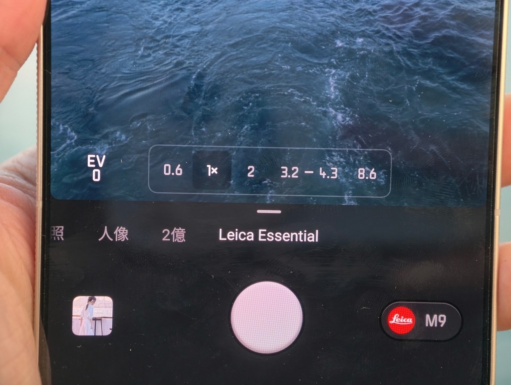 內建 Leica Essential 模式，內建模擬經典 M3 及 M9 機型的攝影模式。前者能呈現強烈黑白對比的灰調質感，後者則能重現經典 CCD 的色彩科學，讓用戶輕鬆拍出富有底片韻味的大師級作品