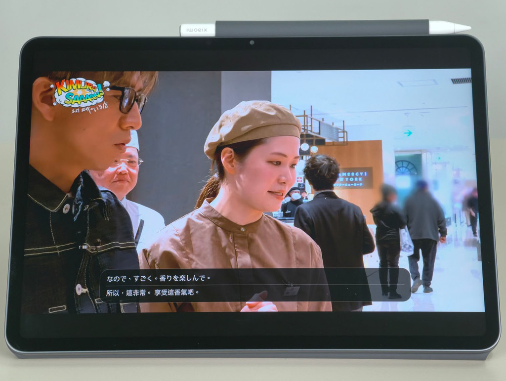 有 AI 字幕幫助,睇新聞或 Youtube 節目都可以用得到。