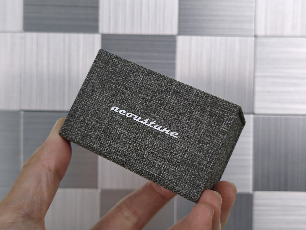 包裝附有耳機保護盒，相當有誠意。