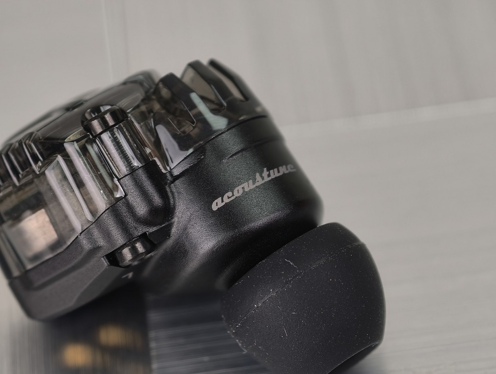 耳機邊沿都有 Acoustune 字樣，細節做到足。