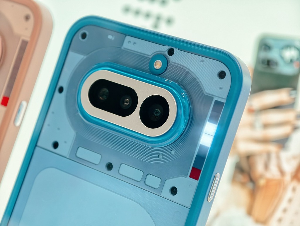 機身鏡頭旁會有多個燈效，以提供不同的功能，如倒數、音量大小等。