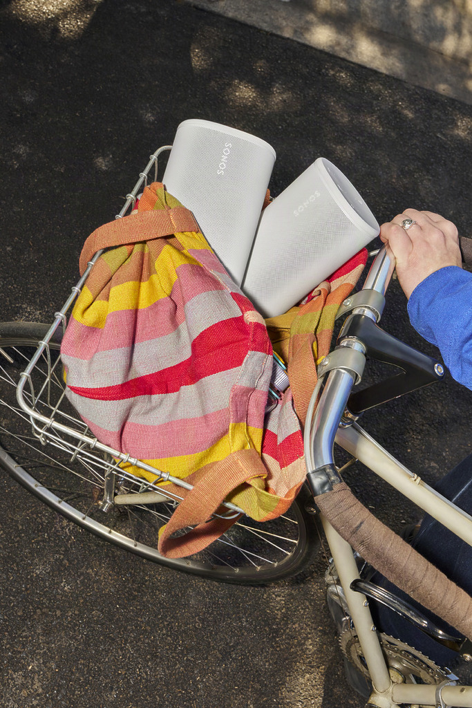 Sonos Play 支援藍牙直接群組連接，最多同步四台 Play 或 Move 2 揚聲器播放音樂，無需 Wi-Fi 也能實現派對或戶外多機聯動。