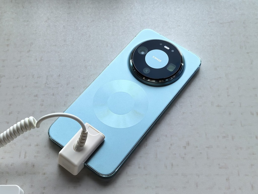 HUAWEI Mate 80 Pro 採用「雙星環」設計。