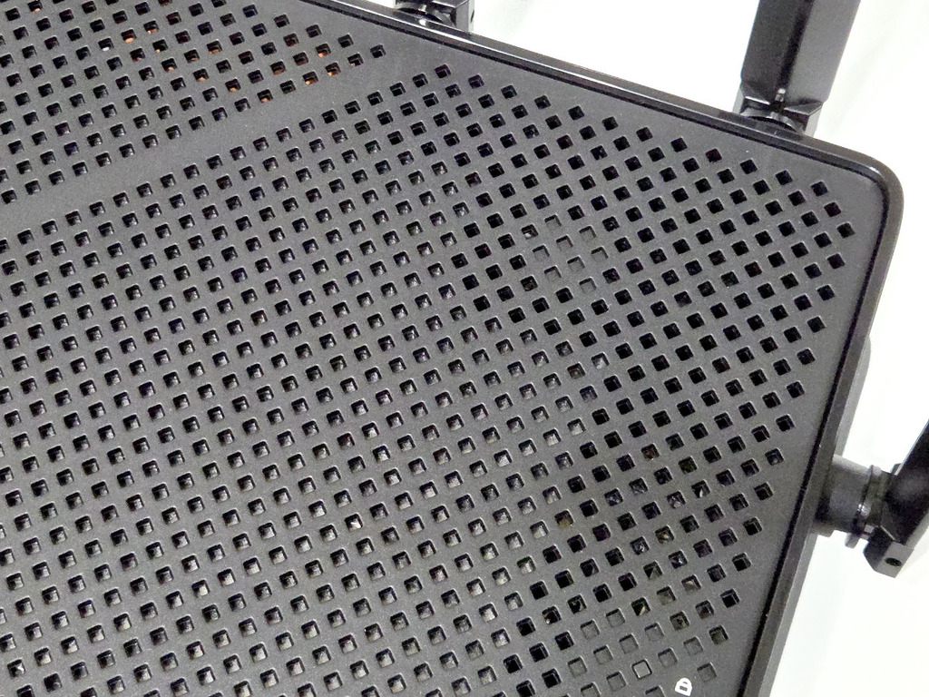 大面積散熱孔設計。