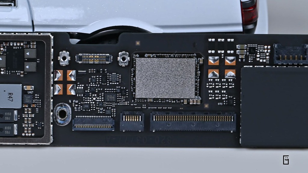 MacBook Neo 主機板上的 NAND 晶片真身。