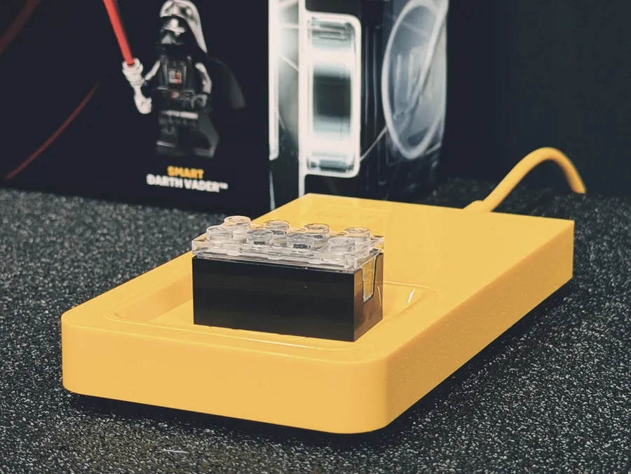 目前發售的 3 款『Smart Play 系列星際大戰主題套組』中，會附送專用的 USB 充電板，而且官方表示在密集遊玩下  Smart Brick 的電量可維持約 45 分鐘時間，但長遠來說不能換電或許意味著 Smart Brick 積木可能在使用 2-3 年後會因為電池衰減而報廢。