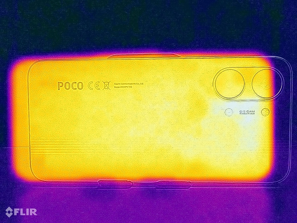 在玩了大約半個多小時，手機溫度約上升至35度。