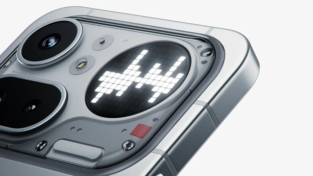 Glyph Matrix 由 137 顆 mini-LED 組成，亮度提升 100% 至約 3,000nits，效果更搶眼。