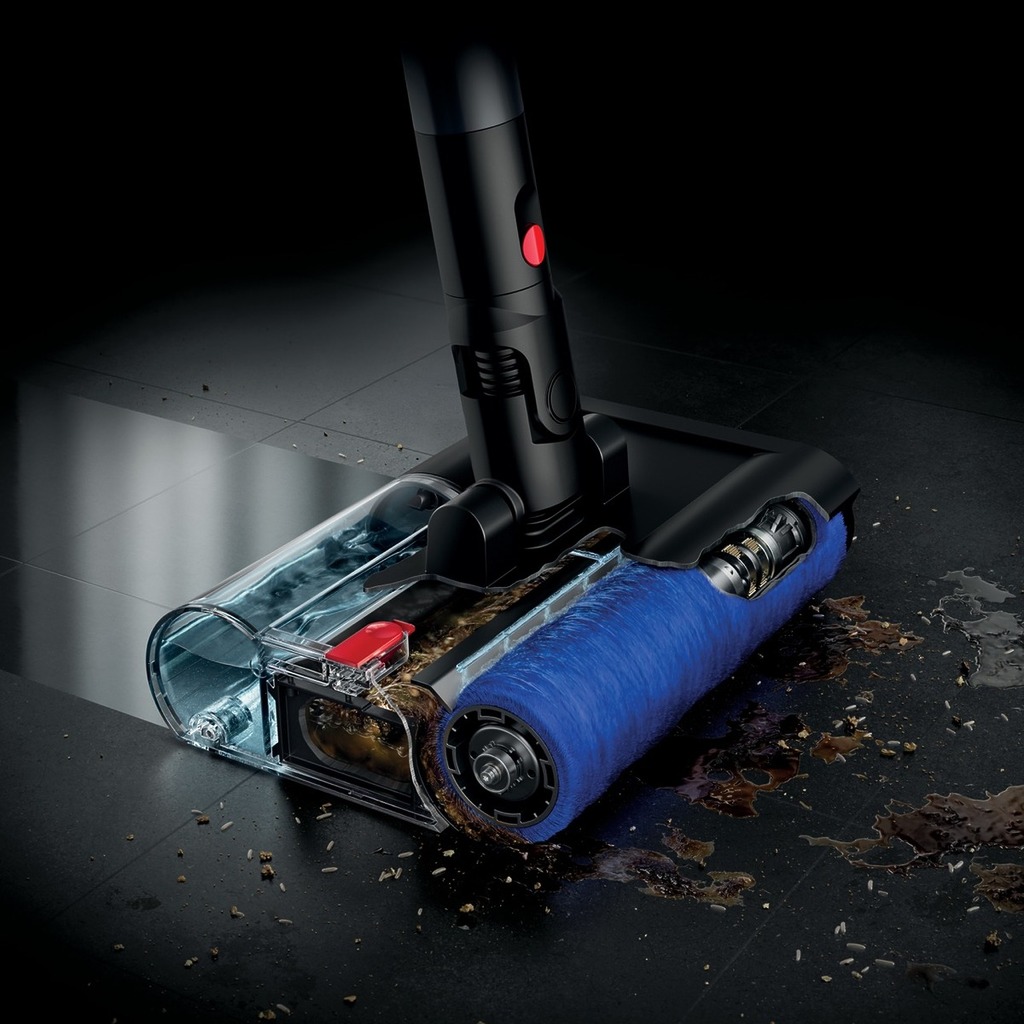 清潔過程中，機身配備的 8 點釋水浸潤系統會精確釋放清水，配合每平方公分達 64,000 根纖維刷毛的高密度滾筒，確保在清除頑固污漬的同時，滾筒每次旋轉都能自動刮走污水與碎屑，全程以清水洗地。