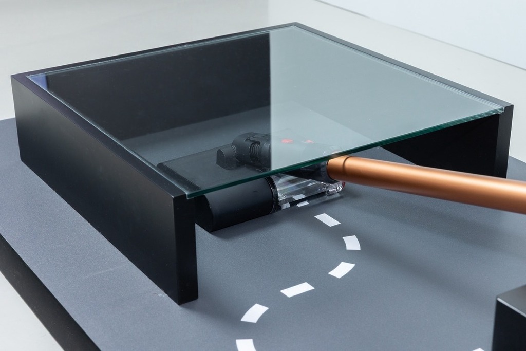 支援 170° 平躺清潔，能輕易深入沙發或櫃底等狹窄空間。