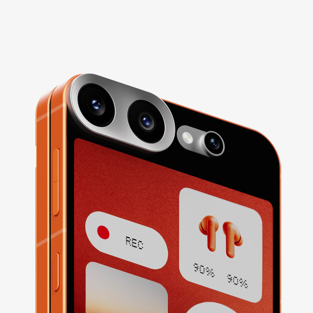 合上手機，會看到橫向排列的雙鏡頭，還有一個較小的超廣角鏡。外側的小螢幕，能處理即時通知、快速回覆訊息，不用打開手機就能一目瞭然。