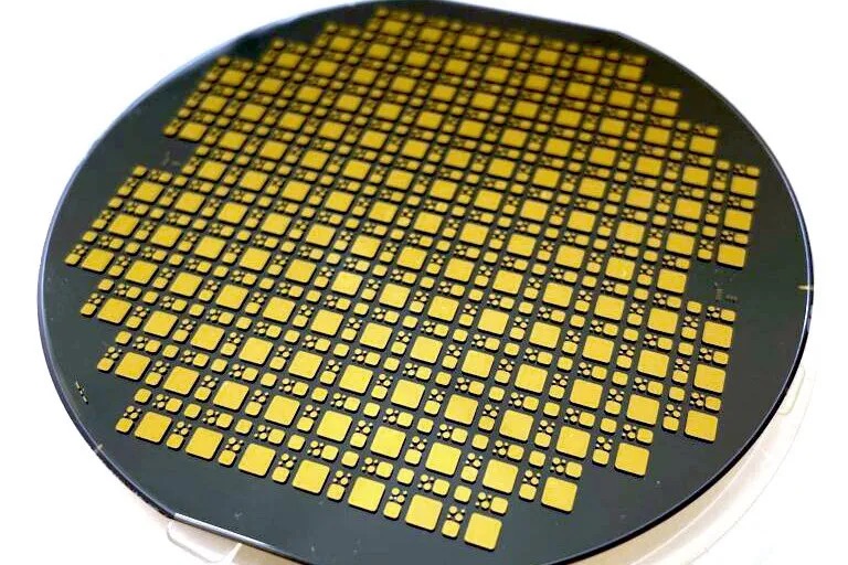 基於 β-氧化鎵製成的電子裝置在高達 500°C 的高溫下維持穩定運作，在低溫低至 2K（接近絕對零度）的環境中功能仍可靠。