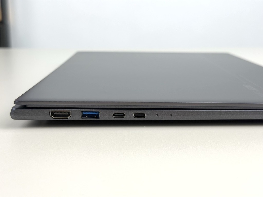 左方機身有兩個 USB Type C、1 個 USB Type A 及 HDMI