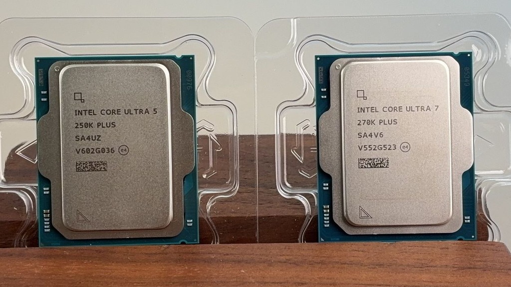 Intel Core Ultra 5 250K Plus（左）及 Core Ultra 7 270K Plus（右）的正面