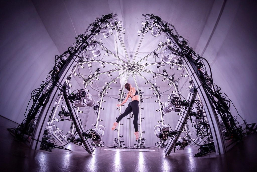 傳統多視角攝影工作室雖然能生成極高細節的 3D 數據，但是難以應用在普羅大眾身上。