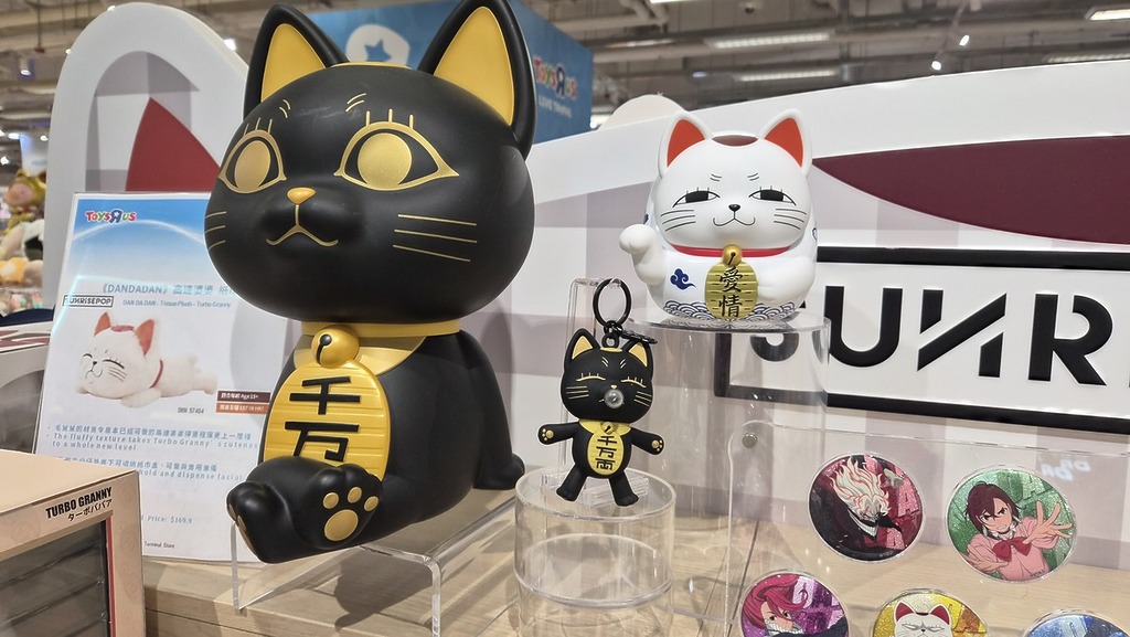 海港城店有獨家限定高速婆婆達摩 Coin Bank 「青花瓷版」發售（右上）