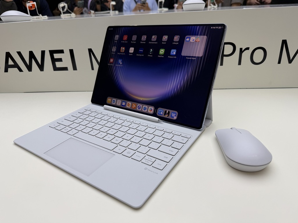 MatePad Pro Max 機身加上鍵盤只有不到 1kg 重量。