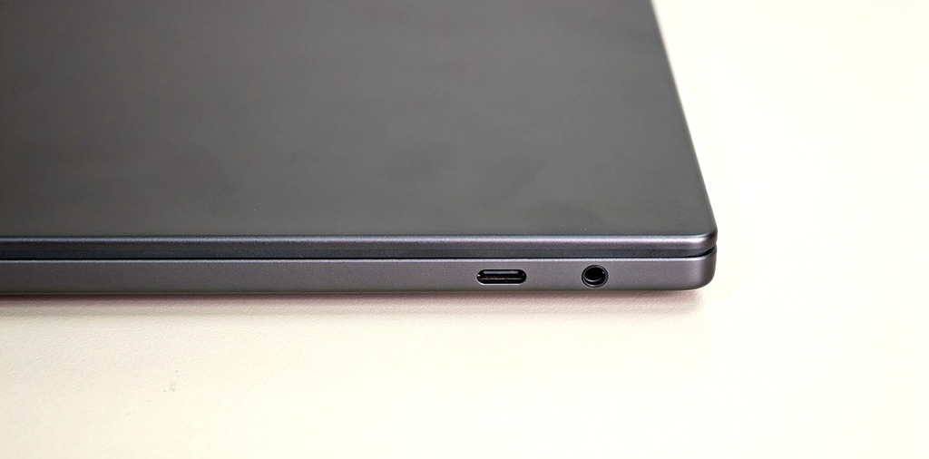 機身右方只有 1 個 Thunderbolt4 / USB Type-C 和 1 個耳機孔。