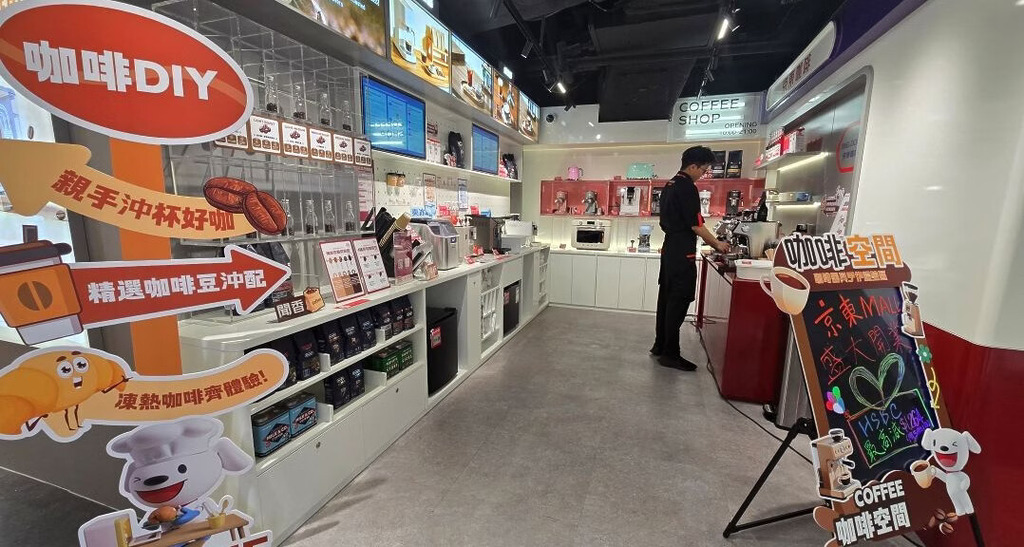 現場設有免費手機貼膜服務、即磨咖啡品嚐、專屬電競區打機體驗，以及試用最新型號的按摩椅，即場打卡分享更有機會贏取額外獎品。