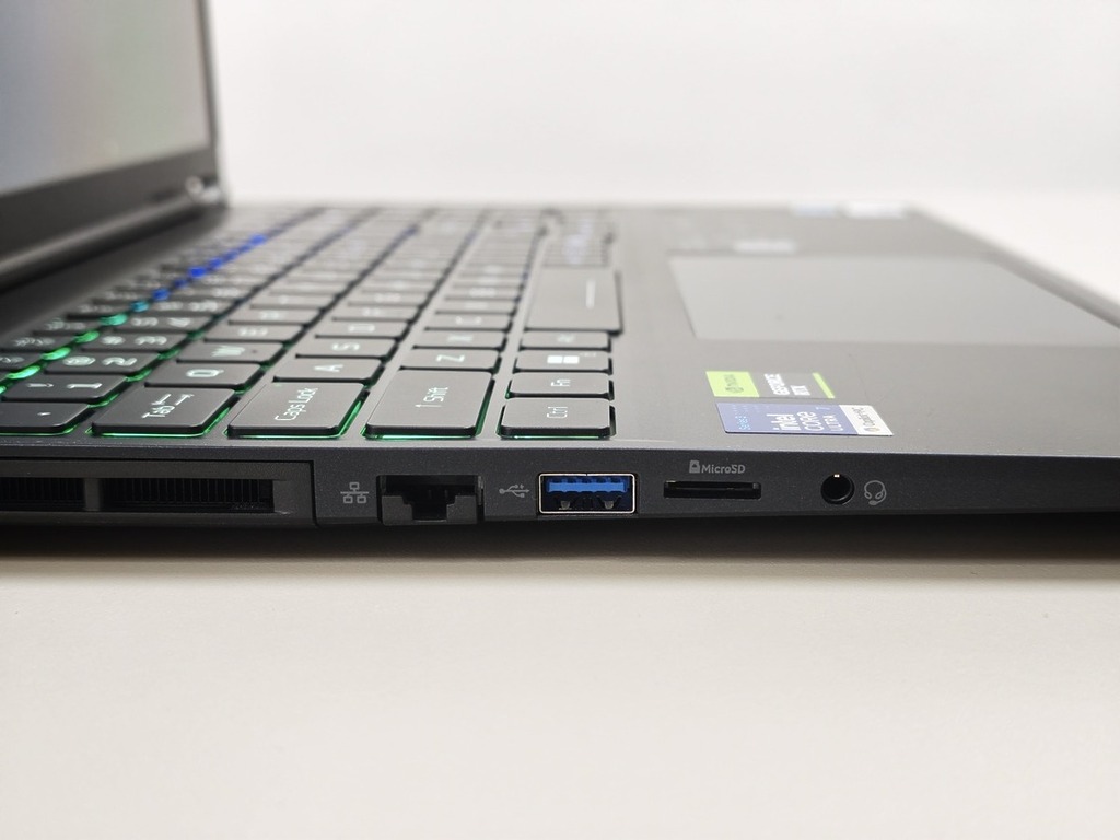 左方機身設有 Ethernet LAN RJ-45 網絡介面、USB Type-A、microSD 讀卡器及 3.5mm 耳機／麥克風插孔。