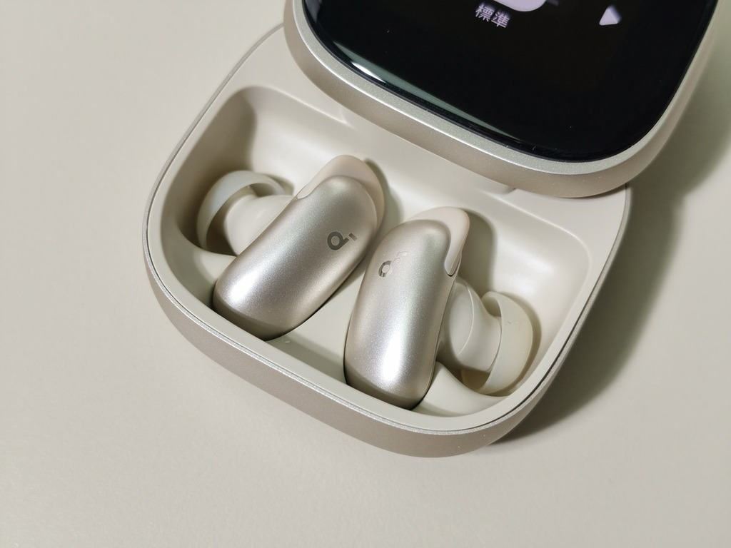 打開充電盒後耳機藏於盒內，擺法與以往 Soundcore 產品相近。